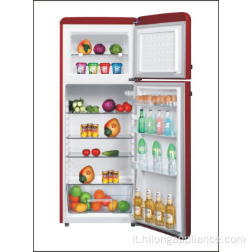 Retro frigorifero rosso di prospettiva della famiglia dell&#39;hotel
